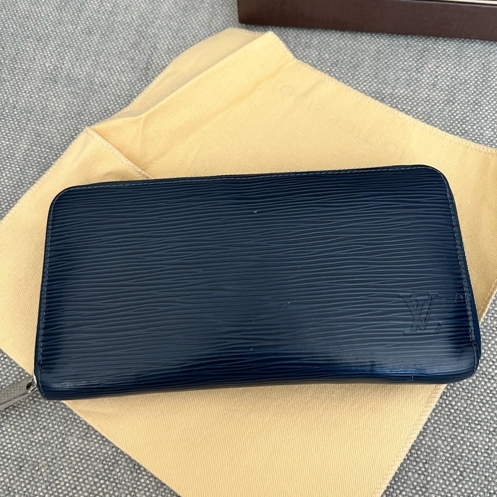 Authentic Louis Vuitton Epi Leather Zippy Wallet in Indigo